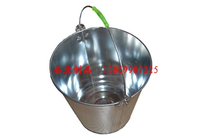 镀锌水桶是由镀锌钢板所制成的,其实就是我们所说的白铁皮,它是在普通铁皮的基础上经过热镀镀锌所制成的,所以它具有很好的抗腐蚀性能,下面就让我们了解相关知识。 在生产的时候,镀锌水桶使用了各种的生产与加工方法,根据镀锌层的防氧化作用进行保护、防锈,其实锌是一种十分活跃的元素,能够和酸碱发生很多的化学方应,所以它是由抗酸、耐碱具有极好抗腐蚀效果的不锈钢制作而成的,本产品还具有很好的防锈效果,十分的符合人们的使用要求。 以上就是有关镀锌水桶的抗腐蚀性能介绍,希望会对您有一定的帮助,但是在日常使用的时候,也要对它进